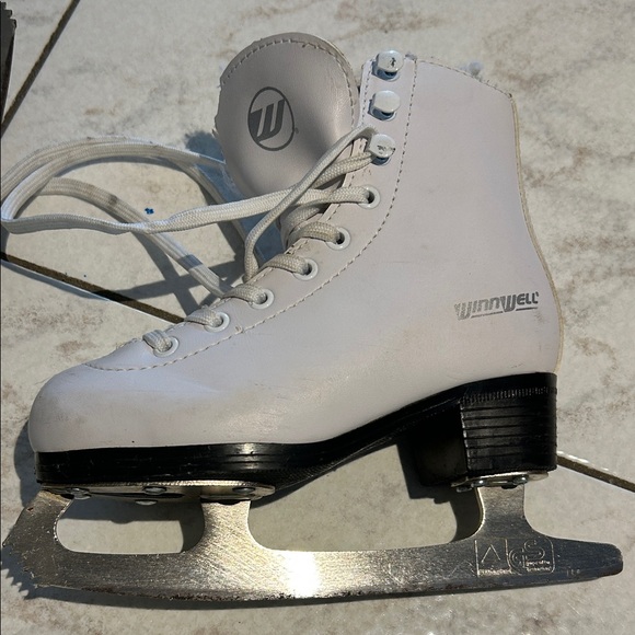 Girl Ice Skates - Picture 5 of 12
